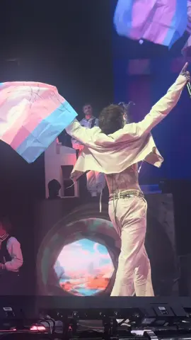 oli on stage with my girlfriend’s trans flag we gave to him when he was in the crowd for drown. so surreal. #bringmethehorizion #olisykes #dallas #transrightsarehumanrights🏳️‍⚧️ #fyp 
