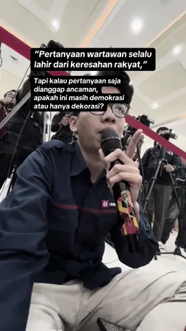 makin hari makin susah saja, kalo pers bertanya dibatasi, menurut lo gimana?