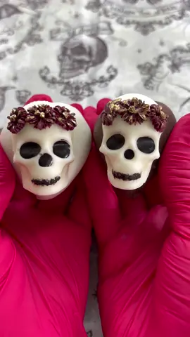 October is just around the corner, and so is the Day of the Dead 💀🌺 #halloween #halloweenideas #chocolatestrawberries #halloweeninspo #diademuertos 