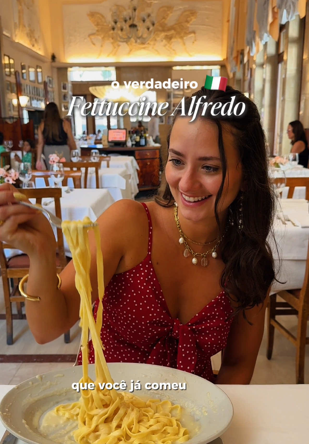 O AUTÊNTICO FETTUCCINE ALFREDO! 🤌🏻🇮🇹 📍Il Vero Alfredo, Roma Esse prato surgiu em 1914, quando Alfredo di Lelio criou a receita para a esposa grávida que estava sem apetite. 💰O prato individual custa €22 e eu AMEI! E aí, curtiu a dica? 😍 Já salva esse post pra colocar esse restaurante no seu roteiro de Roma! #fettuccinealfredo #roma #ilveroalfredo #italia #alfredo 