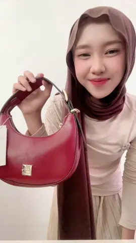 Style makin kece kalo pake bag Ravena dari les catino 😍 #fyp #xyzabc #lescatino 