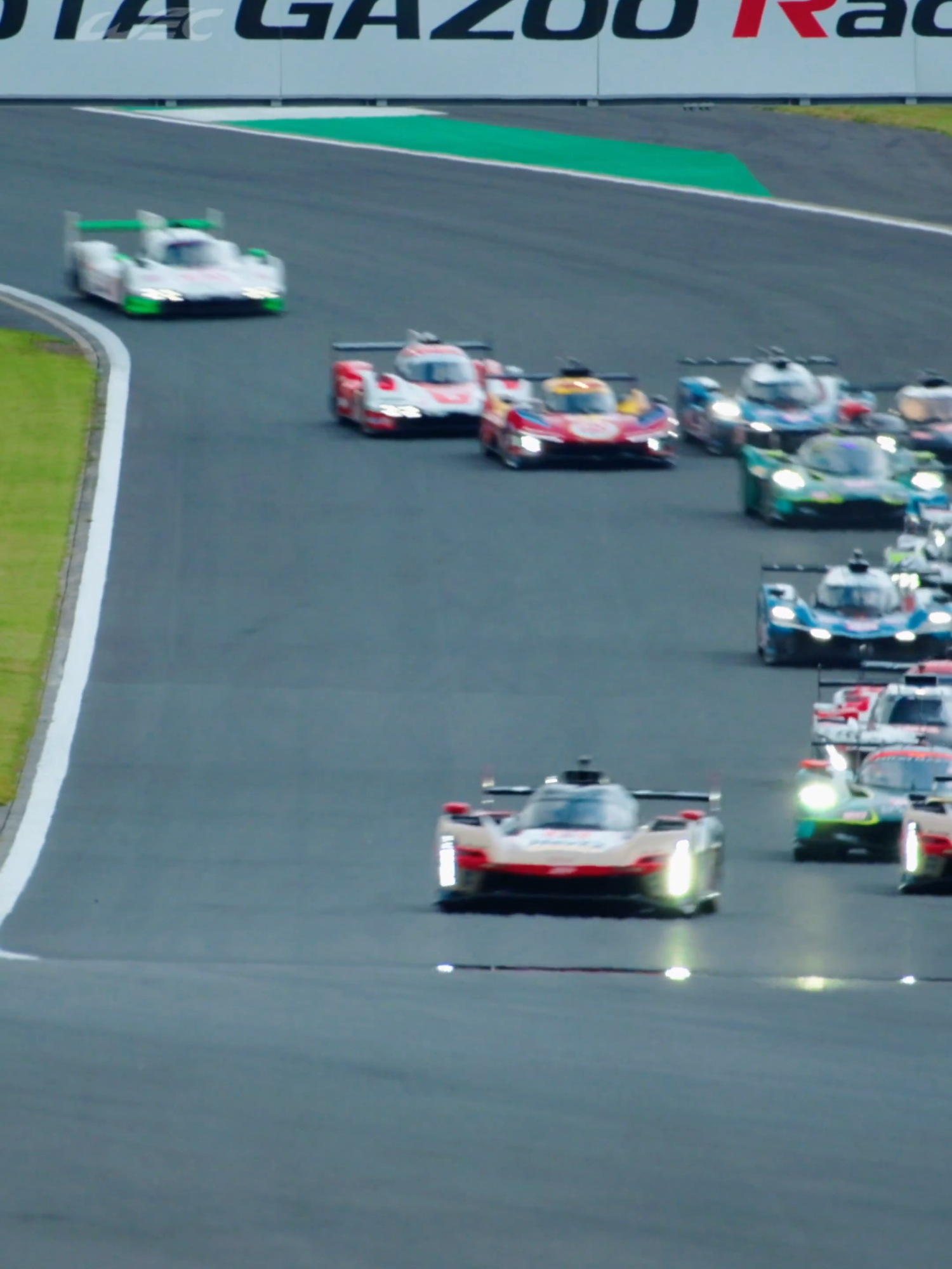 A 100ª largada do @fiawec foi assim! Adrenalina pura e muita disputa em pista nos primeiros metros, do jeito que a gente gosta! #WEC #WECnoGP