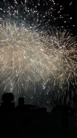 Có em trong tay, kì khôi như vượt qua ngàn năm ánh sáng. Rực rỡ như thửa được một màn trời đầy sao. Hãnh diện như người đầu tiên bay lên trên hoàn vũ. Ngoạn mục biến chuyện bất khả thành điều hiển nhiên. #fyp 