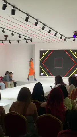 No dejare de hacer chistes con ese video jamás HAJAJAJSBHSSN  #pasarela #taconroto #modelo 