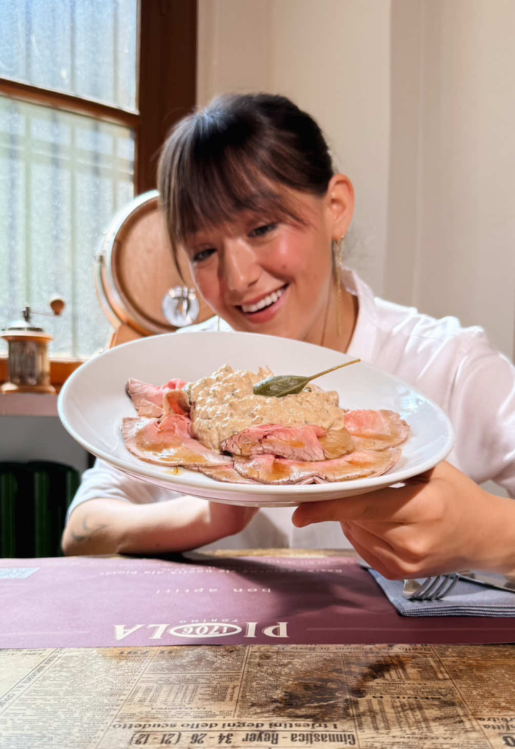 IL VITELLO TONNATO È UNA COSA SERIA ❤️‍🔥 Una delle storie d’amore più conosciute di sempre, inaspettata, contro ogni logica: é quella tra il girello e il tonno. Tradizionale, contemporaneo, gourmet: non un confronto, non una gara, bensì il desiderio di scoprire come questi ingredienti vengano combinati per creare, nonostante possa cambiare la forma, sempre lo stesso risultato: un sorriso sporco di salsa, le dita da leccare, il profumo di casa. Vi aspetto sul mio canale YT per vedere nei dettagli tute queste versioni e conoscere tre ristoranti eccezionali.  Grazie  Piola 1706 Scannabue La Pista ristorante per avermi aperto le porte delle vostre cucine 🤍🫂 #vitellotonnato #torino