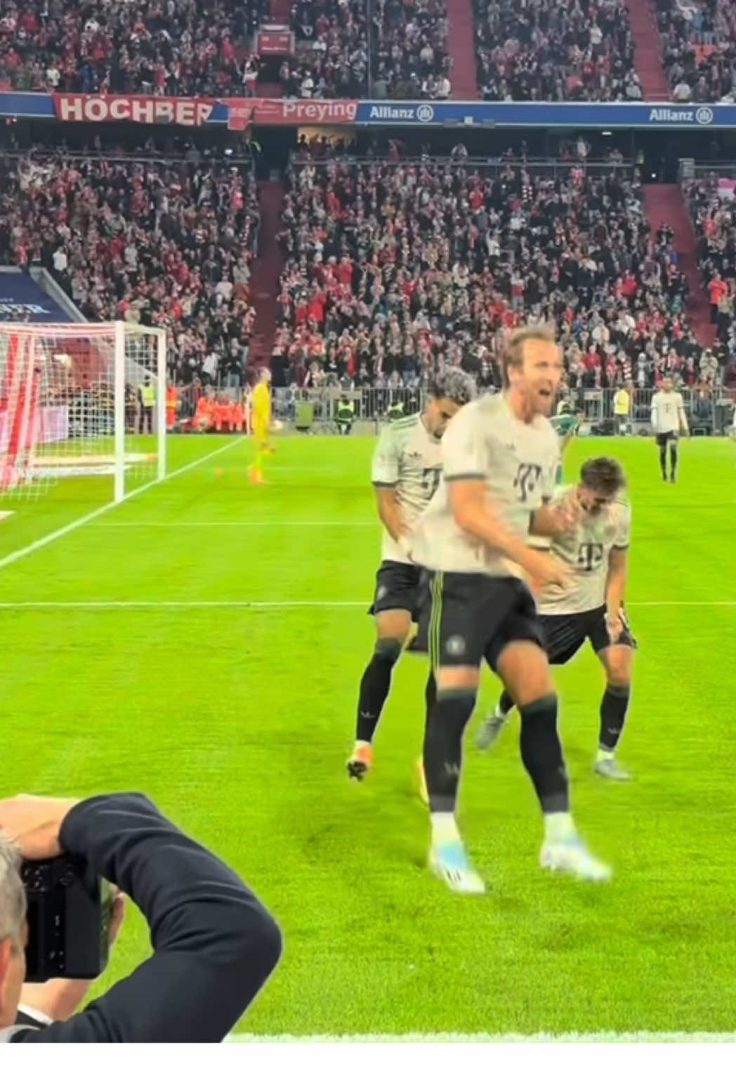 Harry Kane's celebration after his 100th goal for FC Bayern! He needed only 104 games, breaking the former record by Cristiano Ronaldo and Erling Haaland with 105 games #fcbayern #harrykane #werderbremen #cristianoronaldo #erlinghaaland 
