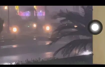 Gió bão tại phường Sông Trí (thị xã Kỳ Anh cũ), tỉnh Hà Tĩnh, nơi đang rất gần tâm bão số 10 Bualoi Video quay lúc gần 22h ngày 28/9  Nguồn: Dự Báo Thời Tiết VTV  #hatinh #bualoi #baoso10 #dubaothoitiet  #tiktoknews 