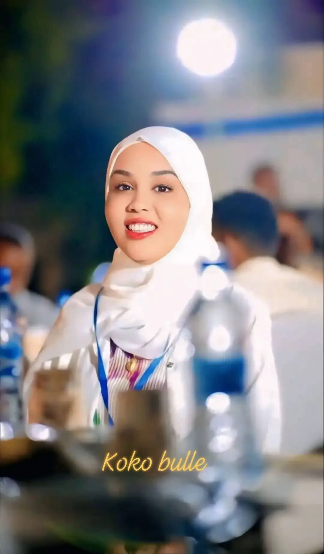 In gabar Soomaaliyeed lagu tilmaamo “dhillo” aysan ahayn waa dulmi, gef, iyo xadgudub weyn oo lagula kacay sharafteeda. Islaamku wuu karaameeyay haweenka, wuxuuna khad cas oo lamataabtaan ah ka dhigay sharaftooda si aan loo fududeysan. Aayadda 4ᵃᵃᵈ ee Suuradda Al-Nuur wuxuu Alle muslimiinta ku faray in la edbiyo, oo 80 jeydal lagu dhufto qofkii gabar ku tilmaamo “dhillo” haddii uusan 4 marqaati oo caddeyn keenin.  Waxaan daawaday Kowthar Buulle oo ka cabanaysa xadgudubyo ay kula kaceen askar dowladeed. Waxay si dhab ah u sii oynaysaa marka ay ka sheekeynayso in uu “dhillo” ku tilmaamay askari Soomaaliyeed oo ilaalinayay nin shisheeye ah. Gefka askariga waxaa ka sii xanuun badan oo xadgudub kale ah sida kaftanka, jeesjeeska, iyo fududeysiga ah oo ay dad badan uga falceliyeen cabashada gabadhaas oo bulshadeeda la wadaagtay gefkii lagula kacay, waxa ugu yar oo ay dadkeeda ka mudan tahayna ay yihiin in ay la damqadaan gabadhooda dhibbanaha ah ee dulmiga ka tirsanaysa askariga.  Waa musiibo qaran iyo burbur akhlaaqeed oo dareen iyo naxdin leh sida ay damiirkeenna iyo dadnimadeennu u dhinteen oo ay caadi noola yihiin dulmiga iyo xadgudubka gabadha ka ooyiyay, iyo sida kaftanka iyo jeesjeeska ah ee dadku uga falceliyeen. Markii ay koox munaafiqiin ah gogoldhaafka ku nabeen Caaisha, xaaskii Nabiga ﷺ, oo ay saxaabada qaar ka qeybqaateen hadalheynta warkaas ayaa Rabbi ku canaantay in ay hadalkaas u fududeysteen, wuxuuna Aayadda 15ᵃᵃᵈ ee Al-Nuur ku yiri “Waxaad arrinkaas u maleyseen wax fudud, balse Alle agtiisa waa ku weyn yahay.”