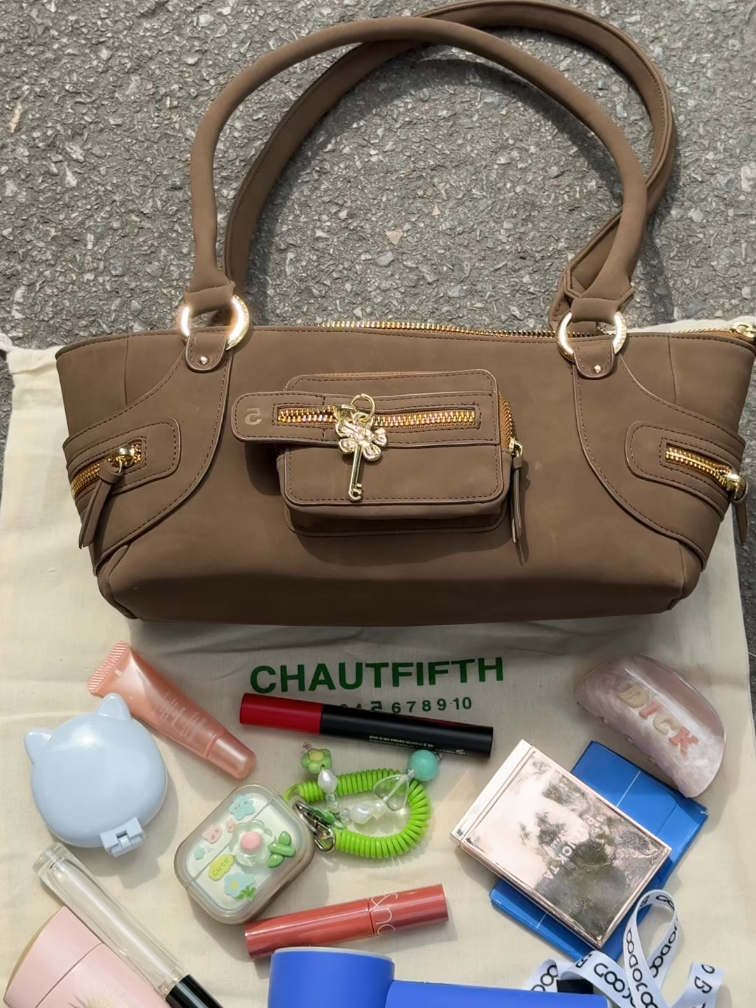 Looks chic on the outside, surprisingly spacious on the inside 👜✨ Let’s see what the Y2K CRUISE can actually hold! #Chautfifth #Handbag #Y2KCollection #bag #Y2KBag