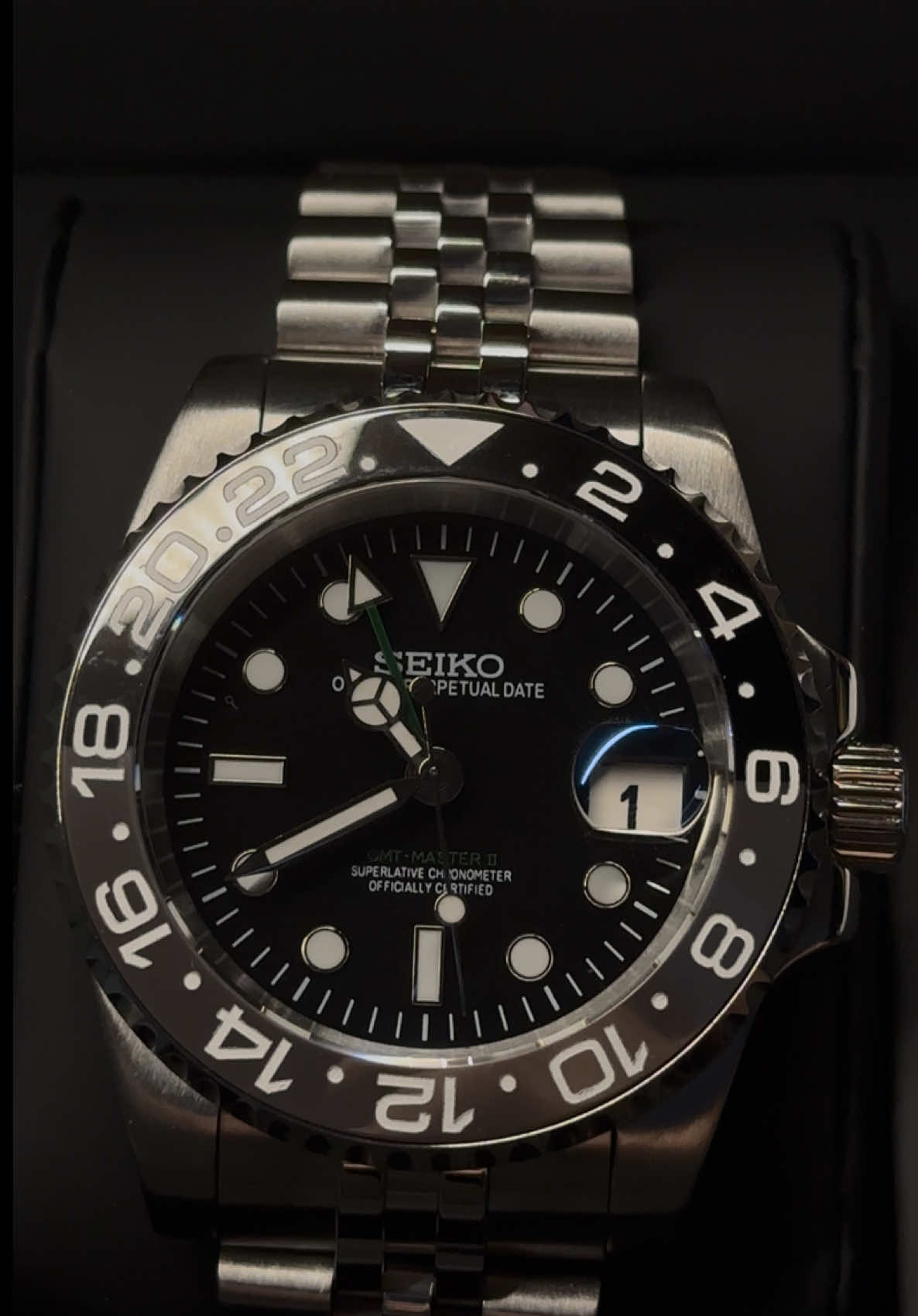 Dear Bruce… GMT II – Bruce Wayne. A watch that speaks for itself. #seikomod #vbwatches #seikomods #customwatch 