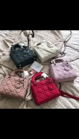 Just make a pick and slide to my DM #bag#fashion #camerountiktok🇨🇲 #affordable 