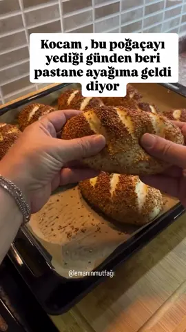Herkese selam 👋 mutlaka ama mutlaka kaydetmeniz gereken bir tarif benden söylemesi😉Beğenmeden geçmeyin lütfen 🌸 📸 @lemanbngol ✨Simit poğaça✨ Malzemeler 7 su bardağından 3 parmak eksik un kontrollü ekleyelim un markasina ve malzemelerine göre değişebilir.. 1 su bardağı ılık süt 1 su bardağı ılık su 2 yemek kaşığı yoğurt 1 su bardağından 1 parmak eksik sıvıyağ 1 yemek kaşığı dolusu tereyağ 2 yemek kaşığı tozşeker 1.5 tatli kaşığı tuz damak tadınıza göre değişebilir 1 paket kuru instant kuru maya Içi için kaşar peyniri Uzeri için Susam 2 yemek kaşığı pekmez Yarım  çay bardağı su 🌸#pogaca #mayalipogaça #simitpogaça #asmr #trending  