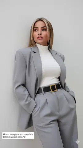 🤍 Cria uma imagem minha, encostada casualmente em uma parede branca minimalista, veste um terno oversized cinza-claro, de alfaiataria, com ombros estruturados e calças plissadas de cintura alta, acinturadas com um cinto preto ousado com fivela dourada marcante. Por baixo, ela usa uma blusa de gola alta branca, justa e simples, criando uma paleta monocromática sofisticada. Seu cabelo loiro está penteado em ondas soltas e volumosas, com um corte moderno, emoldurando seu rosto com elegância. Ela usa brincos de argola de ouro que realçam sutilmente seu visual refinado e chique. Sua expressão é pensativa e ligeiramente distante, com lábios entreabertos e contato visual suave direcionado para o lado, o rosto deve ser original e sem mudanças, evocando um clima editorial de moda. A textura da pele é natural e fotorrealista, com delicados realces e sombras esculpindo seus traços sob uma iluminação suave e difusa. O fundo minimalista amplifica a elegância de sua roupa, conferindo uma estética clean e atemporal que lembra editoriais de revistas de alta costura. Capturado em ultra-alta definição 8K, fotografado com uma Leica SL2 e uma lente 75mm f/2 APO-Summicron, proporcionando detalhes extremamente nítidos, compressão suave do fundo e tons cinematográficos. O clima geral é sofisticado, minimalista e chique sem esforço, perfeito para um editorial de moda de luxo. #gemini #fypシ゚ #explorar #fyppppppppppppppppppppppp 