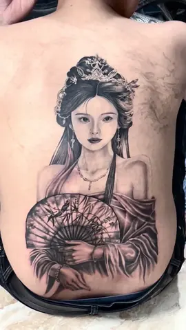 Anh có thể vẽ em thật kiêu sa… nét ngọc ngà trên áo còn thêu hoa…