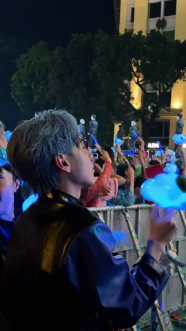 Quang Hùng MasterD thì cũng tắm mưa đu idol thuii😆😆 #sontungmtp #quanghungmasterd #phieuconcert2025 