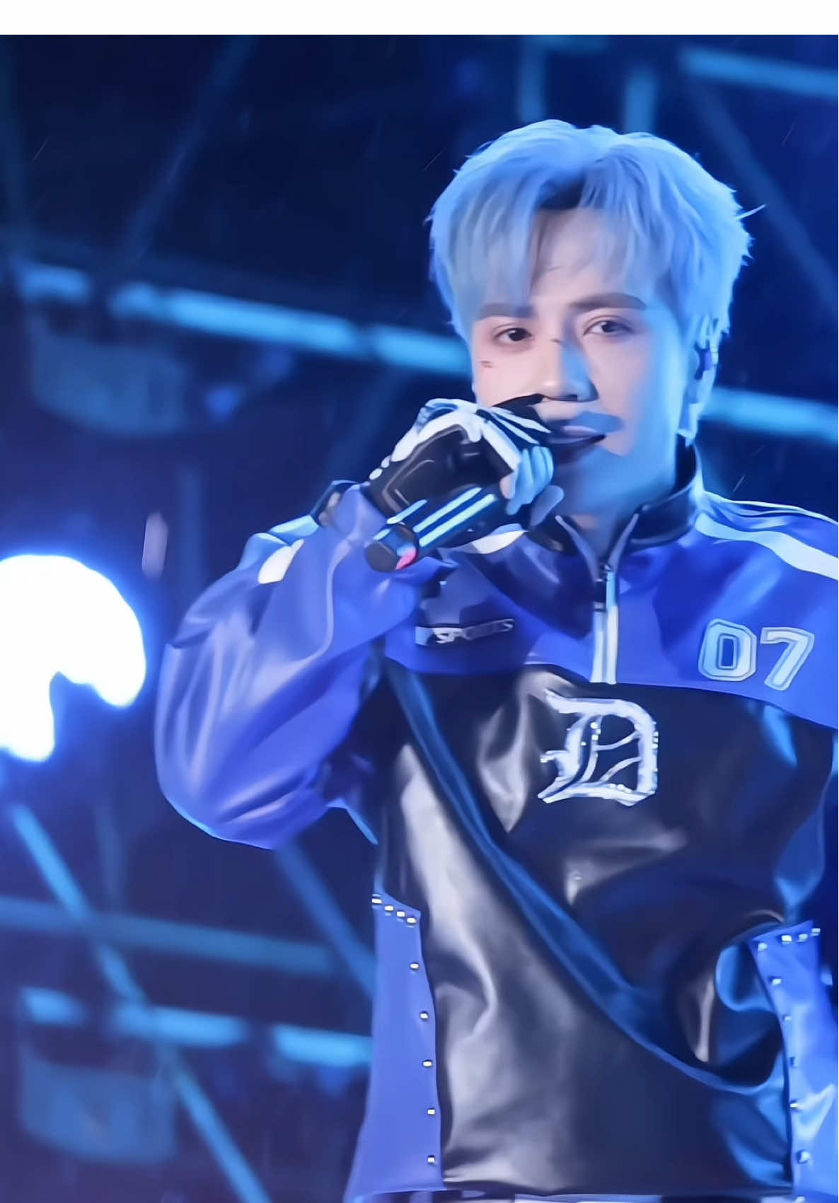 Lỡ chạm một ánh mắt, tim như lỡ một nhịp ❤️‍🔥 #quanghungmasterd #yamaha #yamahaphieuconcert #viral #xuhuong 