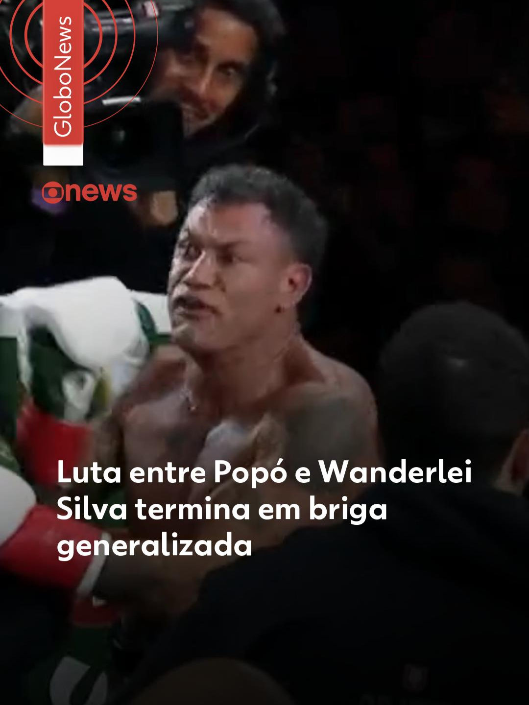 Briga generalizada - O aguardado duelo entre Popó Freitas e Wanderlei Silva terminou de uma forma que não condiz com o esporte. No Spaten Fight Night, neste sábado (27), em São Paulo, a luta prevista para 8 rounds acabou no 4º, após Wanderlei ser advertido três vezes, dando a vitória para o tetracampeão mundial de boxe. Mas o confronto não parou aí: depois da decisão do árbitro, uma confusão generalizada tomou conta do ringue e Wanderlei chegou a ser derrubado com um golpe no queixo. Leia mais no #g1. #luta #popó #wanderleisilva #sãopaulo #boxe