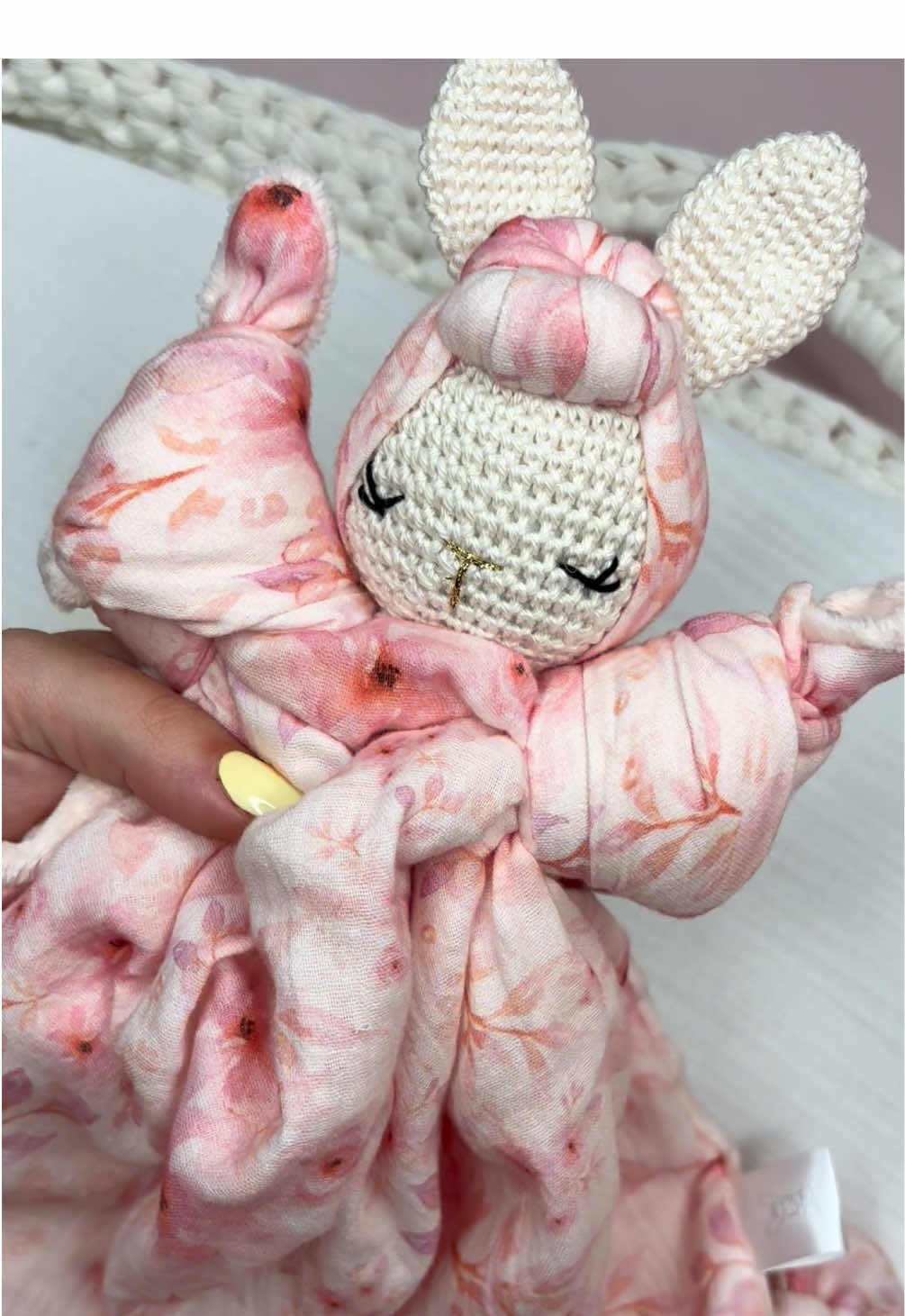 Petite lapinette avec le double gaze « romantique » & le bandeau bun’s ❤️ #doudou #bebe #crochet #futurmaman #grossesse 