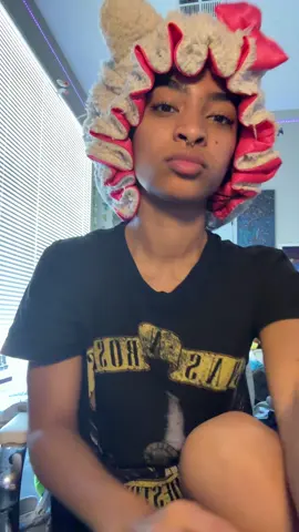 i just woke up so not tewww much, i just impusively decided to do my nails and must i sayyy i have no regrets 😻😻