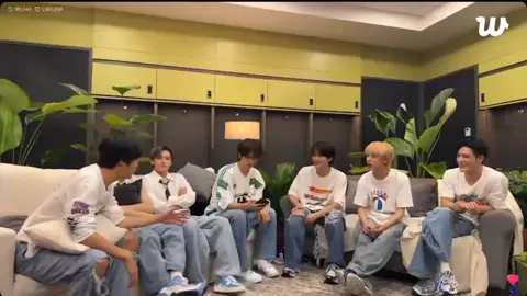 haechan lgi nyeritain waktu itu jaemin sama jeno dateng ke studio haechan, haechan kasih mereka masing² album, dan ternyata gong nya haechan nemuin satu album yng ketinggalan di mobil, ternyata itu albumnya jeno, NAH LOH KETAWAN SAMA YANG PUNYA ALBUM KAN JEN😭#tds4injakarta #nctdream 