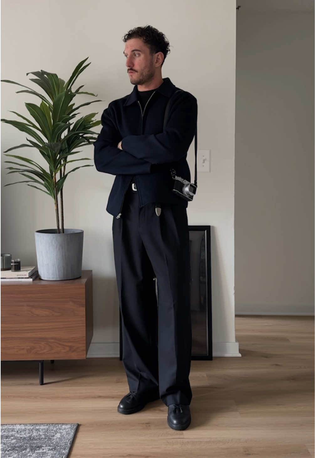 Simple outfits I've been rocking at work recently. Weather has been all over the place here in Chicago. Some days feel like the fall, some feel like the middle of the summer. I’m personally ready to retire the summer fits for the year. What do y’all think? #mensfashion #mensstyle #styleinspo #minimalstyle #chicoutfit