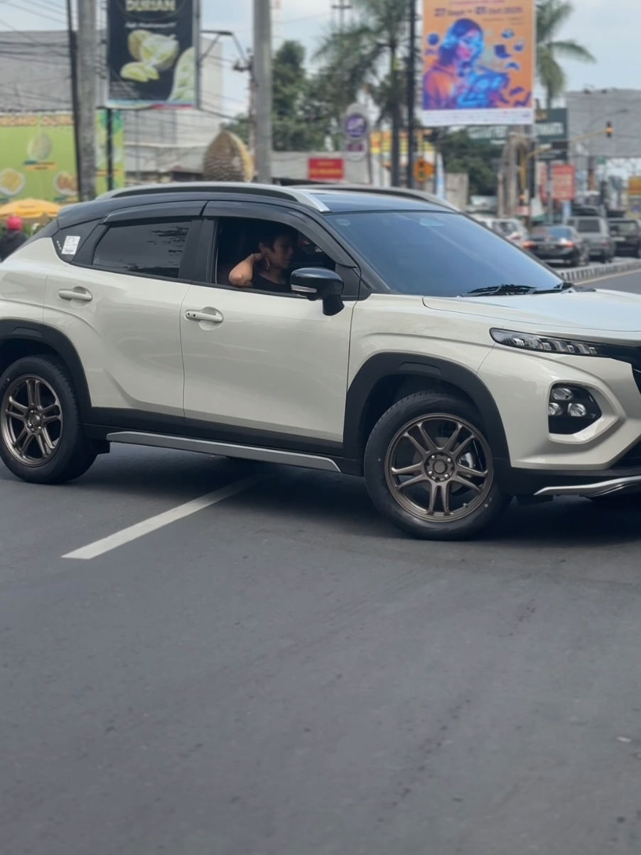 Suzuki Fronx R17 hsr nx spo bikin tampilan makin manis 😍 #suzukifronx #fyp #velgmobil #kayanamotorsport #velghsr 