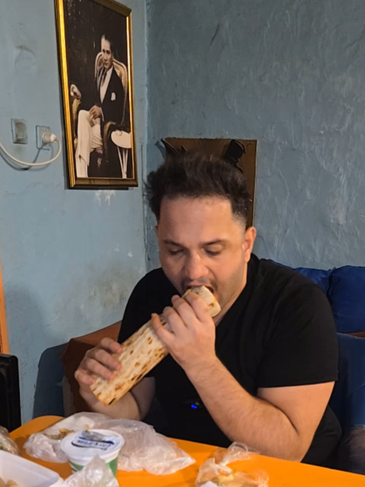 Bugün @erdonerr_ 'den Bazoka Menü + Ayran Yiyoruz 210 TL Ödedim İndirimli Şekilde Fiyatı . Öncelikle Bazuka Menüyü Çok Küçük Buldum , Gramaj Belirtmişlerdi Tarttığımda Gramajın 140 Gram Yazıldığı Gibi Geldiğini Gördüm , İç Doluluğu ve Dürüm Lezzeti Güzeldi , Mayonez ve Soslu Denedim Ben Çok Beğendim , Zaman Zaman Yemek Yiyeceğim Yerler Arasına Ekledim , Yemeğin Tek Kusuru Doyuruculuğu Zayıftı .  Er Döner Ailesine Hayırlı İşler Bol Kazançlar Diliyorum . Ücretsiz #reklam #asmr #food #restaurants #yemek #adanakebap #adanasokaklezzetleri #döner #fityemek #restaurant #reelsvideo❤️ #keşfett #memes #funny #neredeyemekyenir #adana #diyetgünlüğü #menü #tavukdöner #dönerdürüm #döner