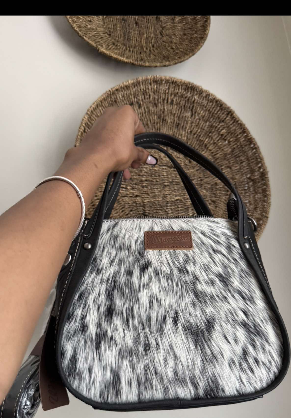 Stepping into fall with prints so this Wrangler bag from @VaquerasOutfitters was a perfect steal! I love her so much! I feel like she’s so unique. There’s also a mix of cowhide, leather, and suede 😭🤩 #purse #whatsinmybag #cowhide #leather #fyp 