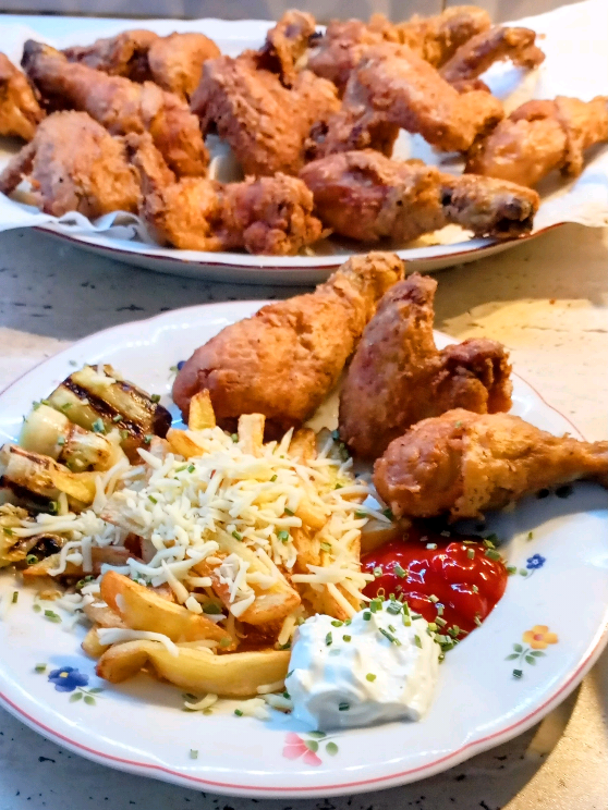 „Astăzi vă aducem un meniu de zile mari, direct din ceaun și din sufletul Banatului! Aripi și ciocănele de pui prăjite în untură, dovlecei la grătar, cartofi crocanți cu cașcaval ras, sos de usturoi cu smântână și iaurt, plus un ketchup de casă care le leagă pe toate într-o armonie perfectă. Maya a fost și ea prezentă, evident, cu nasul în aer și ochii pe ciocănele 😄. Poftă mare și spor la gătit!” TamyCostyCooking #MeniuDeDuminică #AripiLaCeaun #CiocăneleDePui #CartofiCuCașcaval #DovleceiLaGrătar 
