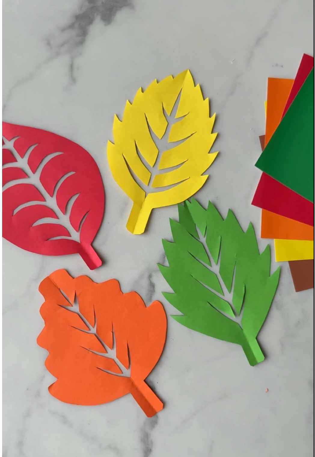 This easy paper leaf craft is great for kids - simple, colorful, and full of autumn vibes. 🥰🍁 #coloredpapercrafts #kidscrafts #fallactivities #easycrafts #craftsforkids     