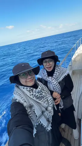 Skrg kami dah menuju ke G dan lebih kurang 17 jam akan sampai ke yellow line jadi kami nak ajak Malaysia utk buat challenge 1000 selawat satu hari agar asbab dapat buka kepungan di G dan agar semua GSF dalam keadaan selamat. Jgn lupa share video ni agar ramai yg join challenge ni🤲🏼