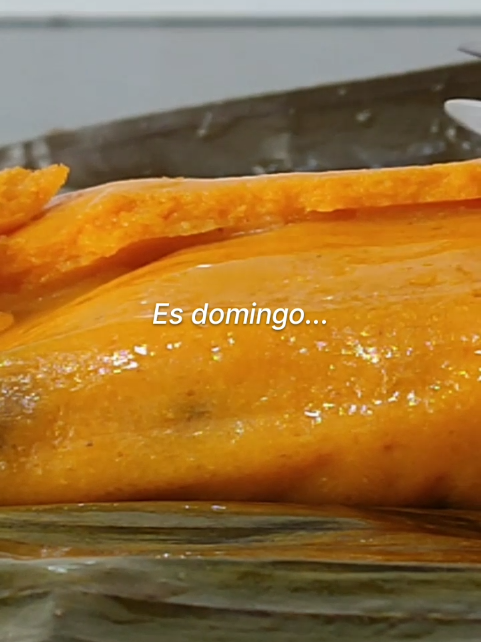 En muchos hogares el domingo es día de descanso, de hacer un alto, de planificar las actividades por hacer en la nueva semana, de dar un paseo y de sentarse en la mesa a disfrutar en buena compañía... Tenemos algo que te puede encantar hoy: nuestras exquisitas Hallacas Caraqueñas, date la oportunidad de probarlas y tener en tu mesa el delicioso sabor de la tradición venezolana que te llenara de alegría y los más gratos recuerdos. ¿Estás list@ para probarla? Llámanos ahora mismo y deléitate. ¡Anímate y llámanos ya! Disfruta todo el año de los mejores recuerdos, un momento de alegría y el sabor familiar en tu mesa con nuestras exquisitas Hallacas Caraqueñas. ¿Y si en cualquier momento del año deseas disfrutar de un plato que reúne tus mejores  historias, risas y encuentros con tus seres más queridos? Solo quien ha vivido estas experiencias familiares tiene la conexión perfecta y reconoce lo que significa una Hallaca. Estamos absolutamente seguros de que lo lograremos acompañándote con nuestra exquisita Caraqueña El Ingenio. Es un exquisito pastel constituido por 115 gramos de una muy fina, rica y delicada masa de maíz que recubre el reconocido y potente guiso, el relleno son 255 gramos de sabor venezolano donde el aroma del aji dulce es el protagonista. Encontrarás tres proteínas: Cerdo, res y pollo y los adornos que distinguen la Caraqueña: aceitunas rellenas, alcaparras, uvas pasas, tocineta, pimentón, cebolla y almendras. Envuelta en frescas hojas de plátano y abrazada con cordón de pabilo. Ahora te invito a dejarte conquistar por el exquisito sabor de nuestra Hallaca Caraqueña el plato con mayor carga simbólica de nuestra gastronomía, con la sazón de Petrica que llenará tu mesa del sabor y la alegría familiar durante todo el año. ¿Está listo para probarla? Precios Hallacas caraqueñas $10 Bollos de hallaca $6 Pick Up en San Román 📍. No te los puedes perder🎉. Llama ahora📲 al (0414) 2139791 Estamos a tu orden Reinaldo Chacón Hernández. El Ingenio Gastronomía Artesanal #hallacas #recetasdehallacas #bollitos #recetasdebollos #comidavenezolana  