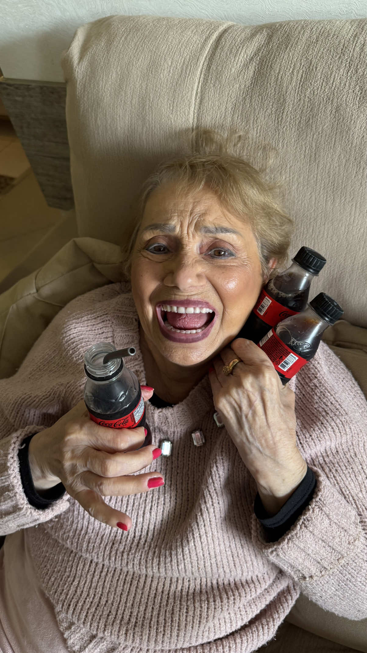 Coquinha, corre aqui pra ver a véinha mais apaixonada pela coquinha no mundo! Bora fazer a campanha de Natal com ela!!!🥤 @Coca-Cola 