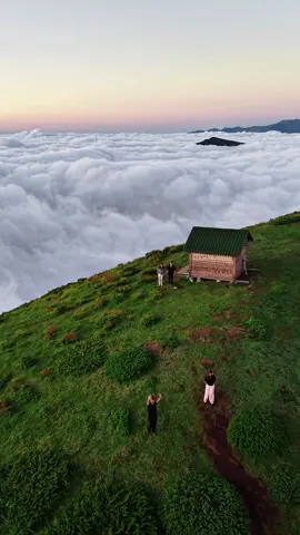 Burada yaşanmaz mı?😍Rize Huser Yaylası bulut denizi🤩Beraber olmak istediklerini etiketle🫶 Daha fazla keşif için @hasanugun_official takip edin🦋 Bulutların üstünde, gökyüzüne komşu bir cennet☁️ Sisler arasında kaybolan manzarasıyla Huser Yaylası, Rize’nin en büyüleyici duraklarından biri😍 📍Rize | Çamlıhemşin | Huser Yaylası 🎥@hasanugun_official 🎶gamzeseeker #karadeniz #rize #yayla #huseryaylası #Hiking #kesfetteyim #turkey 