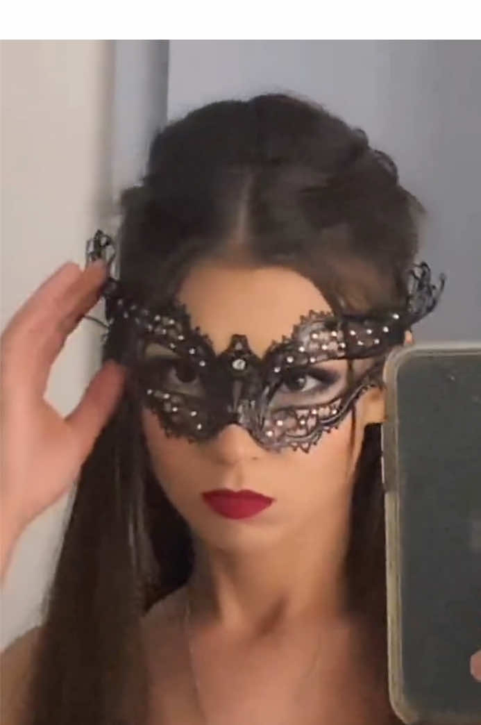 Draft  of my Katherine pierce cosplay, I truly enjoyed cosplaying as Katherine and I am definitely going to dress as Katherine for next halloween love #tvd #thevampirediares #mysticfall #katherinepierce #doppleganger 