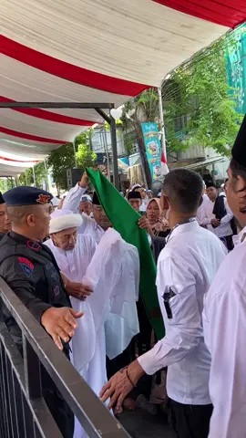 Sehat panjang umur abah🤍🕊️ Alhamdulillah, Semoga selalu bisa rawuh tiap tahunnya di acara maulid akbar kanzus sholawat pekalongan✨ #maulidakbarkanzussholawatpekalongan #2025 #azzahirpekalongan #habibluthfibinyahya #fyp 