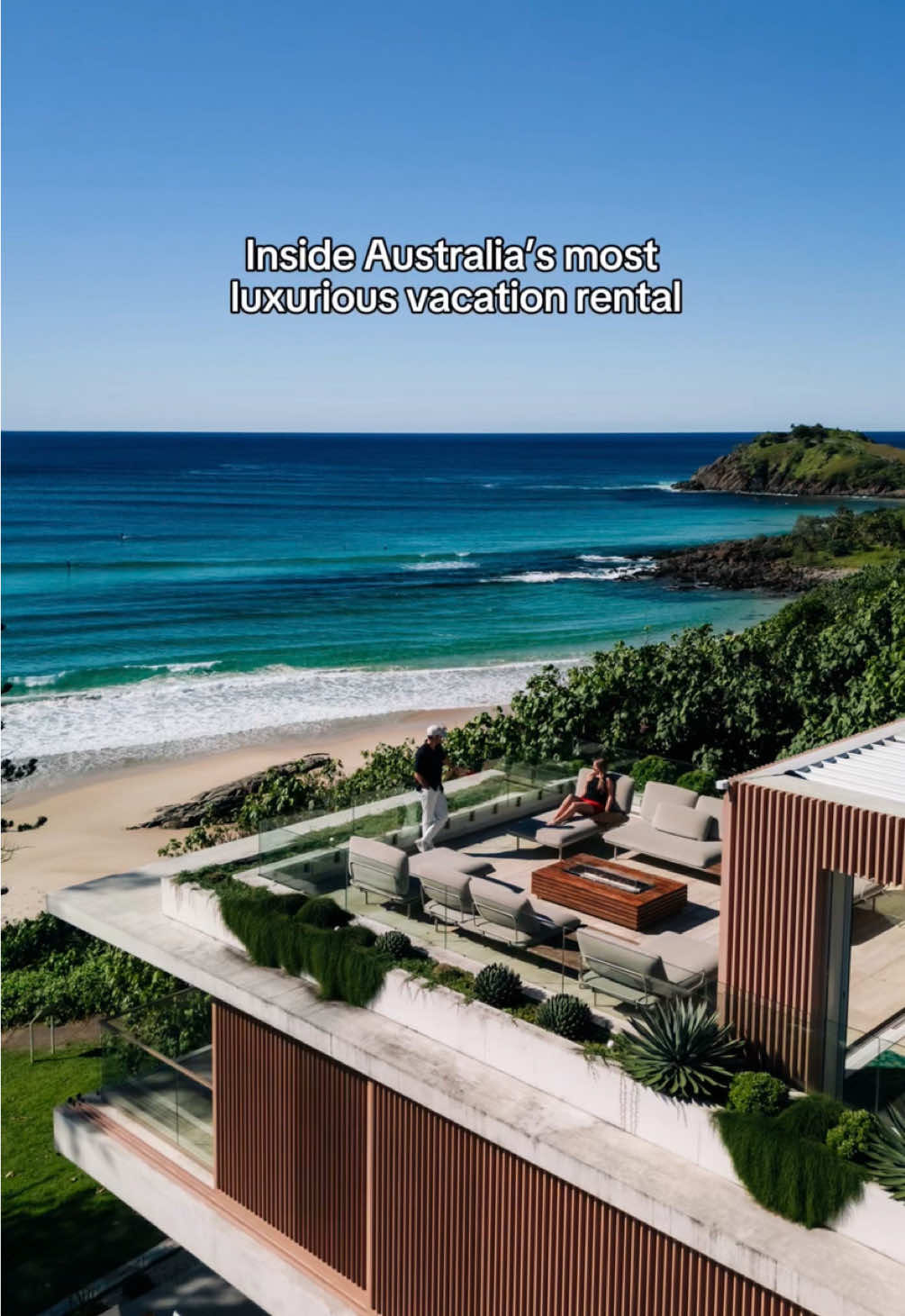 Built for big views and even bigger get-togethers, Caba Beach House makes architecture part of the experience. Ready to claim your perch? 👇 Tag someone you want to stay here with. 📍Cabarita Beach, New South Wales, Australia 🔗Link in bio to book 🔎