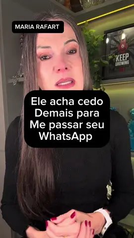 Uma mulher de 69 anos conversa em um aplicativo com um homem de 58 que se declara apaixonado, mas evita compartilhar o WhatsApp! A desculpa é que “ainda é cedo”. Em qualquer idade isso já seria um sinal de alerta, mas depois dos 60 a atenção precisa ser redobrada. Golpistas sabem que maturidade não significa imunidade. Mais do que analisar a conduta dele, é essencial investigar a própria percepção: o que faz ignorar uma bandeira tão evidente? A verdadeira proteção nasce quando a mente reconhece o risco, e o coração se recusa a negociar a própria segurança.