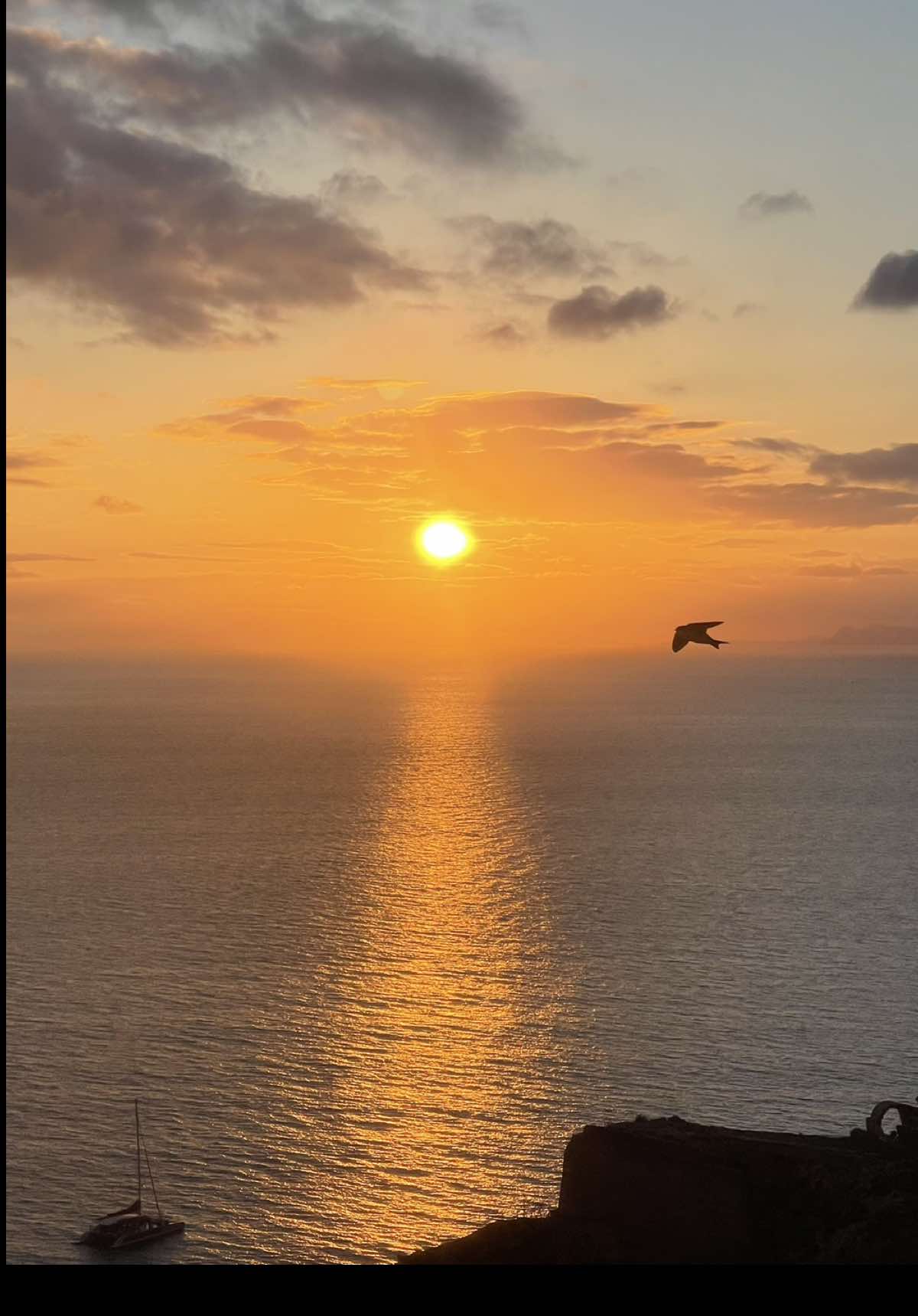 MES ASTUCES DE RAT – SANTORIN 🇬🇷 Vous savez que j’adore vous partager mes conseils voyage. Aujourd’hui, je vous donne mes meilleurs tips pour profiter de Santorin sans exploser le budget 💸 Santorin est une île incroyable mais qui peut vite coûter cher (surtout quand on est touristes… 🙄). Avec quelques bons réflexes, tu peux vraiment en profiter à fond sans te ruiner.  👉🏻 Si toi aussi tu rêves de découvrir la beauté de Santorin, dis-le moi en commentaire ✨ #traveltips #bonplanvoyage #santorin #greece #travel          