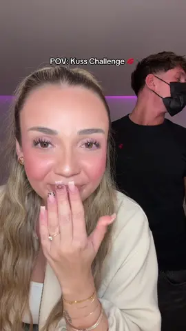 Wie ich die Maske küsse😭😭 Wir sind fast 1.6 Millionen auf Insta also folgt gerne mal Leute..🥹💗 folge ein paar zurück!<3