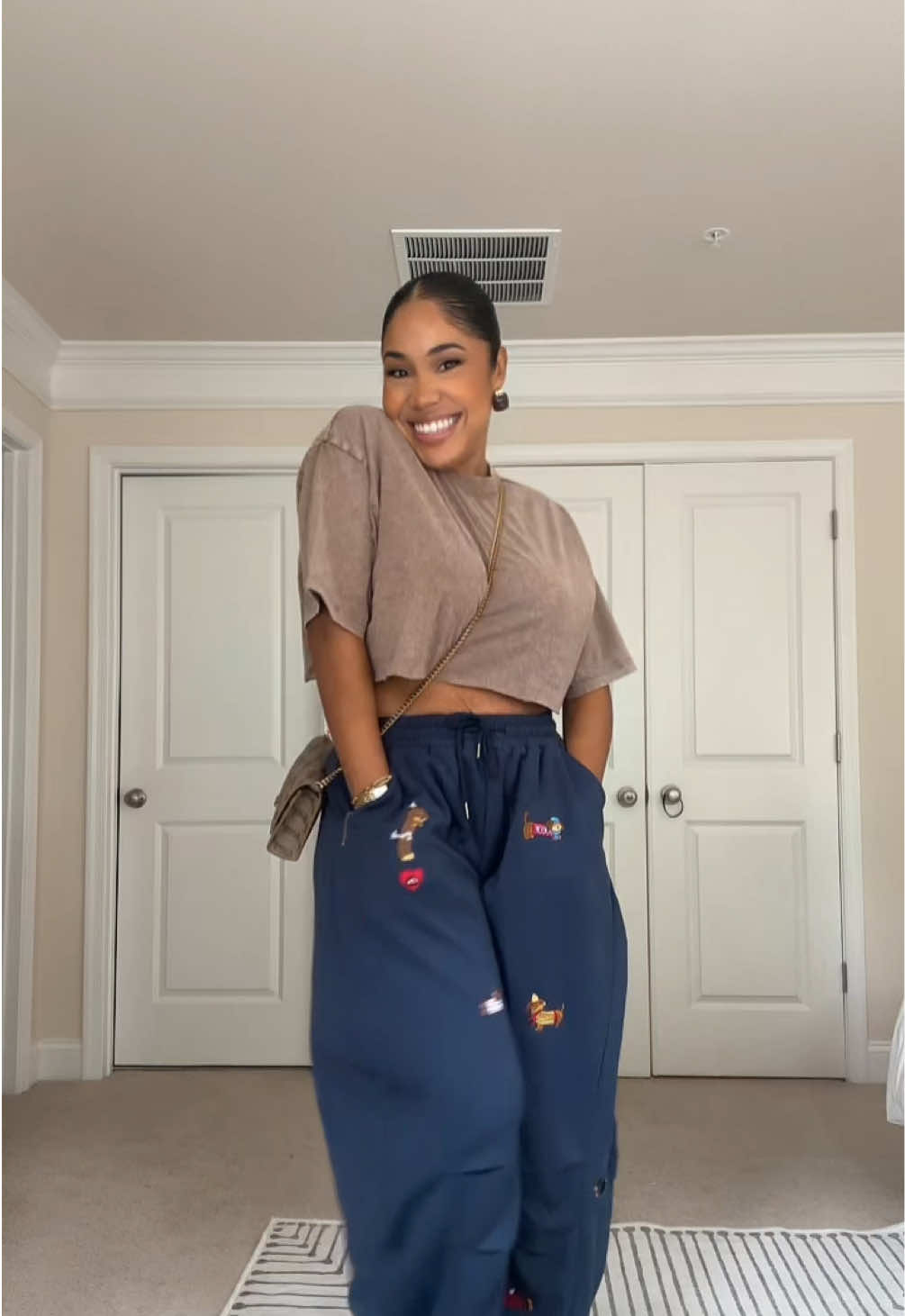 Weiner dog sweatpants? Hell yea 😂🙌🏾 I love the way this outfit came together and aside from the shoes, it was soooo comfy! Pants and top are from Amazon! #grwm #grwmroutine #ootd #outfit #falloutfits 