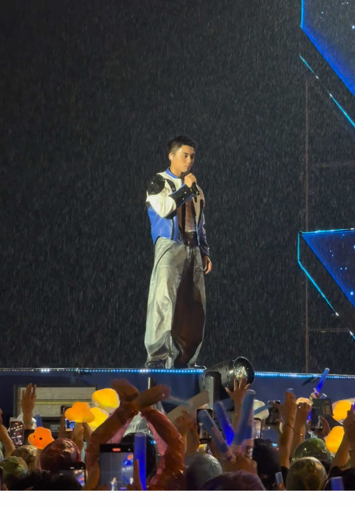 Ông anh thì nghiêm túc còn ông em thì tấu hài 🤣 #xuhuongtiktok #mono #yamahaphieuconcert #phieuconcert #yamaha 