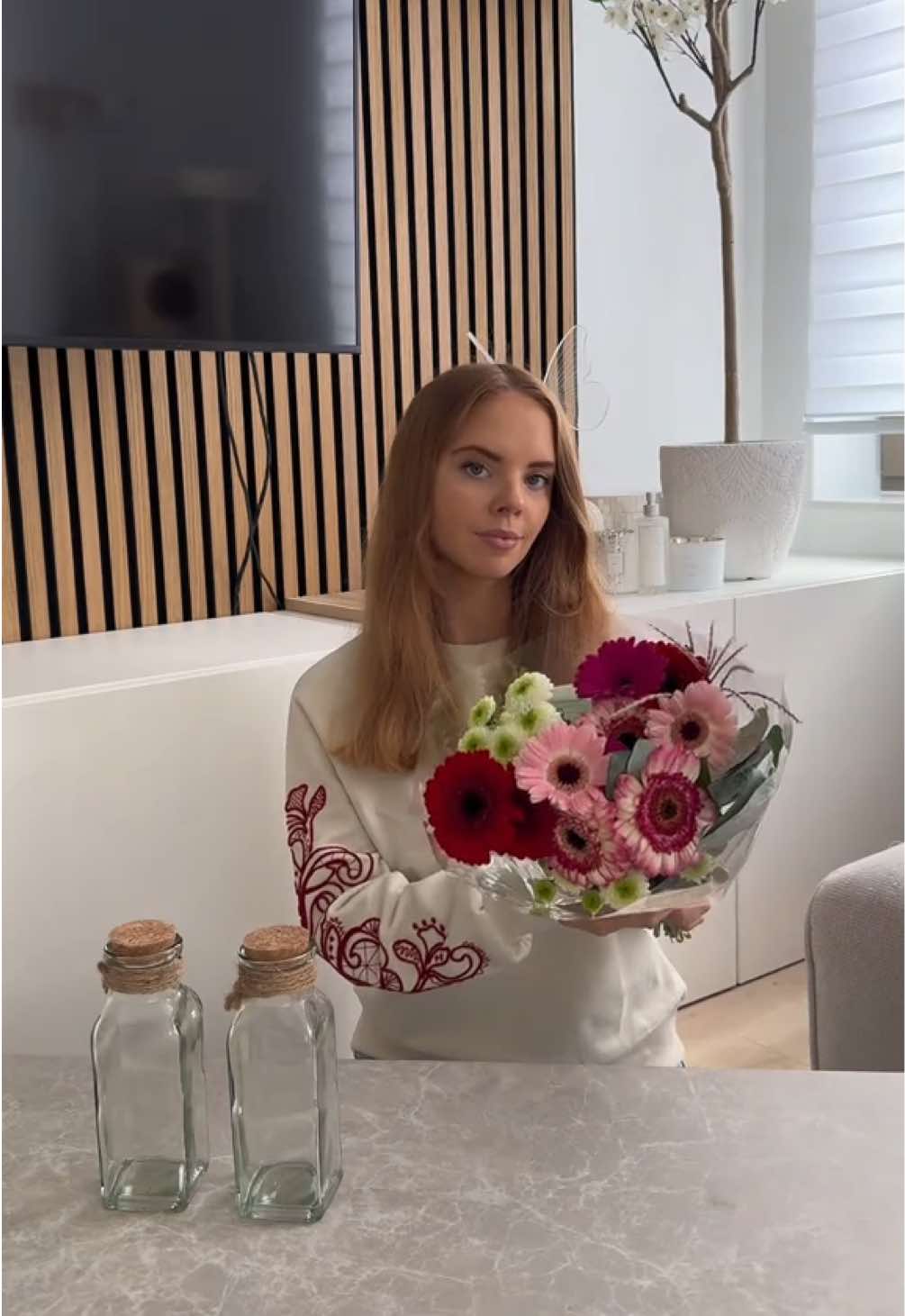 Summer in a bottle 💐 A little baby oil + a glass bottle = flowers that last forever 🌸🫶🏻 #gardeninghacks #flowers #diyideas #flowercraft #viralvideo❤️ 