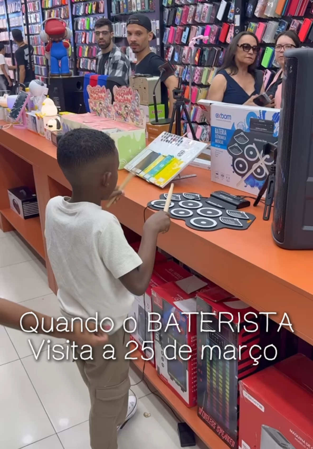 Cheguei na 25 de Março e olha o que achei 😃😃😃 . . . . #baterista #musica #bateria #gospel #musicagospel 