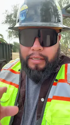 Primo cinco muchachos si no pueden cabrón un techo de 3 escuadras. #roofing #parati #chicoruiz #learnmf 