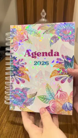 ✨ Organização e brilho no seu dia a dia! ✨ 📖 Agenda capa dura holográfica A5 – 1 dia por página com horários ⏰deixe seu comentário que envio o link 🔗  #Agenda2025 #Estudos #Organização #ShopeeAchadinhos #VoltaÀsAulas