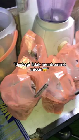 Dulu aku prnh janji ke diriku kau aku di beri umur panjang d hari ultahku aku ingin berbagi sdkt untuk org jalanan🥹🤲🏻dan alhamdulillah terwujud tahun 2024🥹.lancarkan rezekiku ya Allah semoga tahun berikutnya aku bisa berbagi lbh banyak lagi🤲🏻.