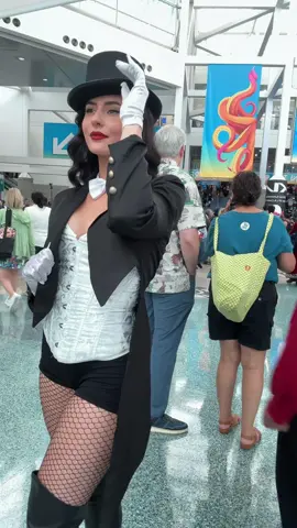 Why it’s hard for me to explore comic con and make content there 😂 this was just in the span of 2 minutes. But let’s be real I’d much rather take pics with/for yall anyways 🖤 #comiccon #losangeles #cosplay #zatanna #lacomiccon 