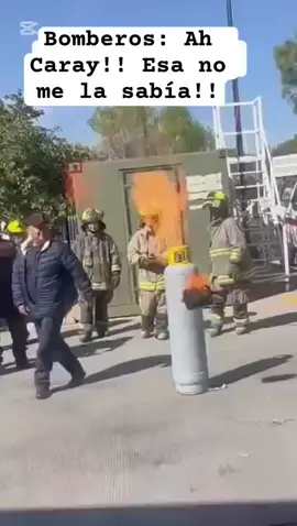 Ya encontronsu verdadera vocación  #incendio #simulacro #bomberos #humor #chisme 