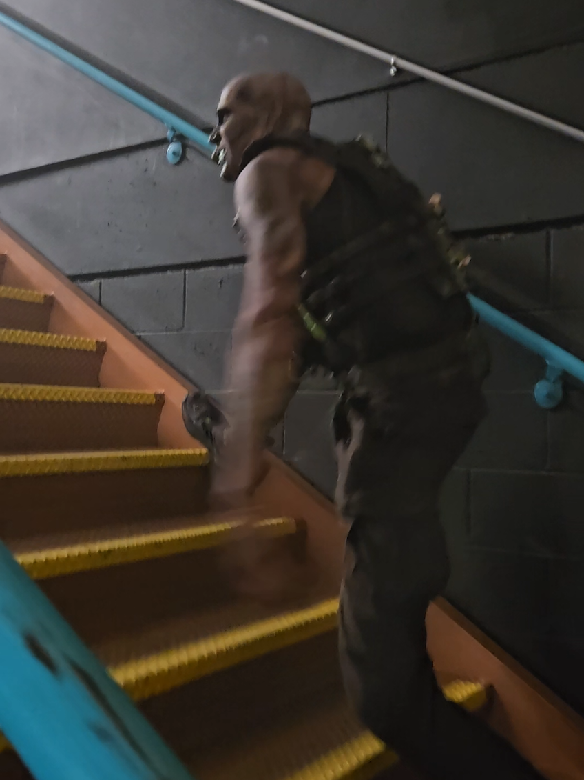 @𝕱𝔯𝔢𝔞𝔨𝕾𝔨𝔦𝔫𝔫𝚢 skips them steps like it's nothing. 😳🔥 #Vax #7ftzombie #hauntseason #fearzone #hauntedhouse 